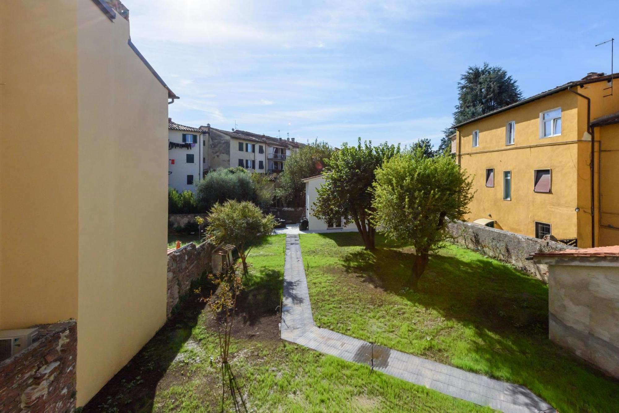 Heart Of Lucca Style Whitin The Walls Exterior photo